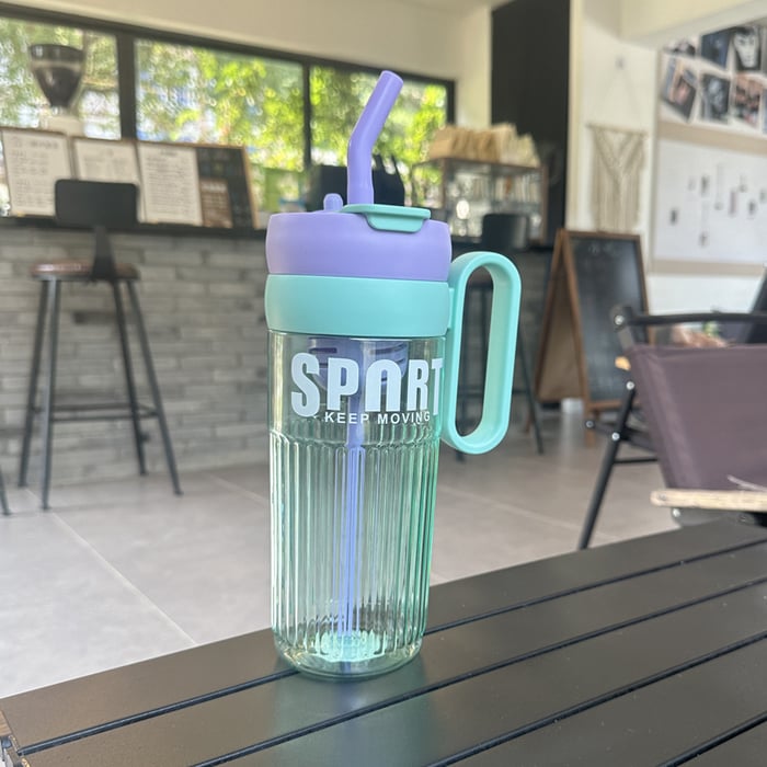 Trinkflasche mit Strohhalm blau lila