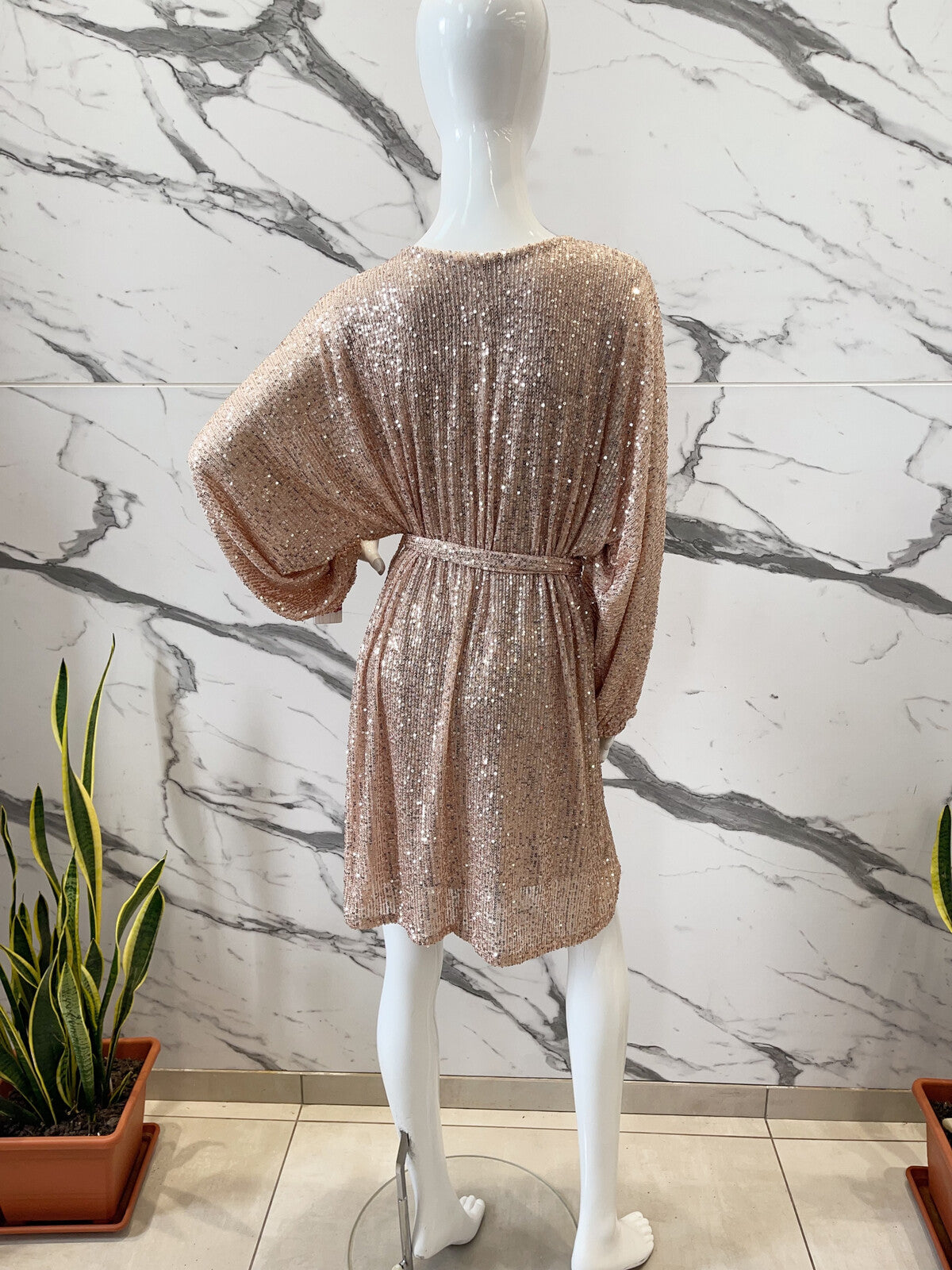 Paillettenkleid mit Gürtel